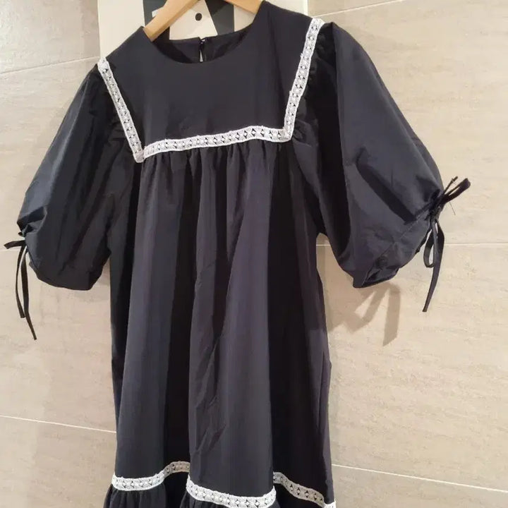[BUNJANG] Black Long Dress with Lace Neckline / 레이스 넥 블랙 롱 원피스