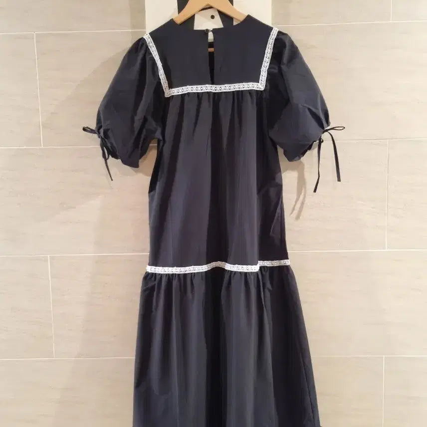 [BUNJANG] Black Long Dress with Lace Neckline / 레이스 넥 블랙 롱 원피스