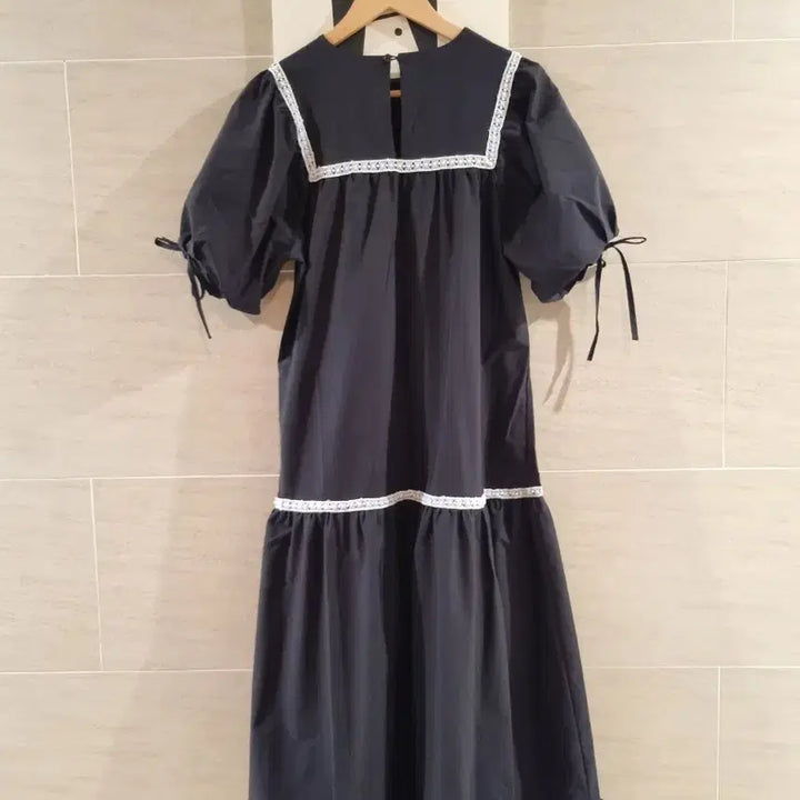 [BUNJANG] Black Long Dress with Lace Neckline / 레이스 넥 블랙 롱 원피스
