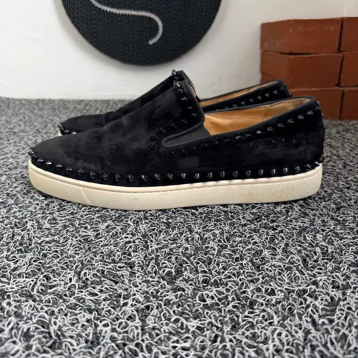 [SOLD OUT] 블랙 스터드 장식 스웨이드 슬립온