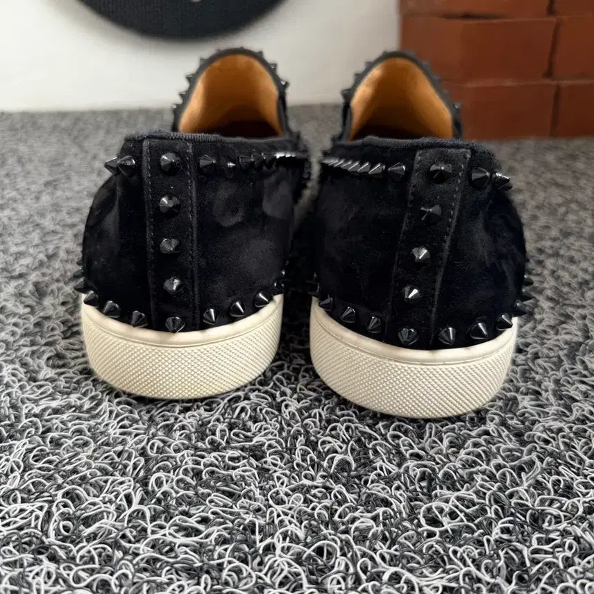 [SOLD OUT] 블랙 스터드 장식 스웨이드 슬립온