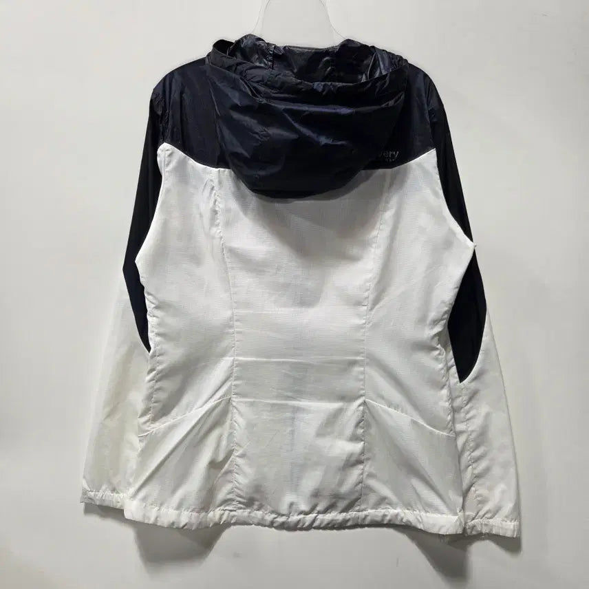 [SOLD OUT] 디스커버리 컬러블록 경량 바람막이 자켓 100 26041705