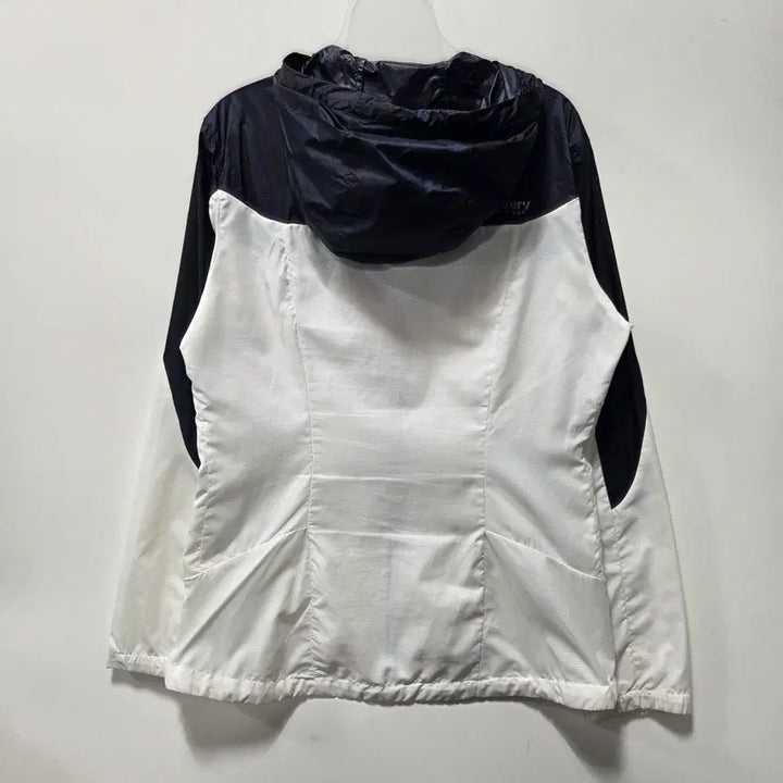 [SOLD OUT] 디스커버리 컬러블록 경량 바람막이 자켓 100 26041705