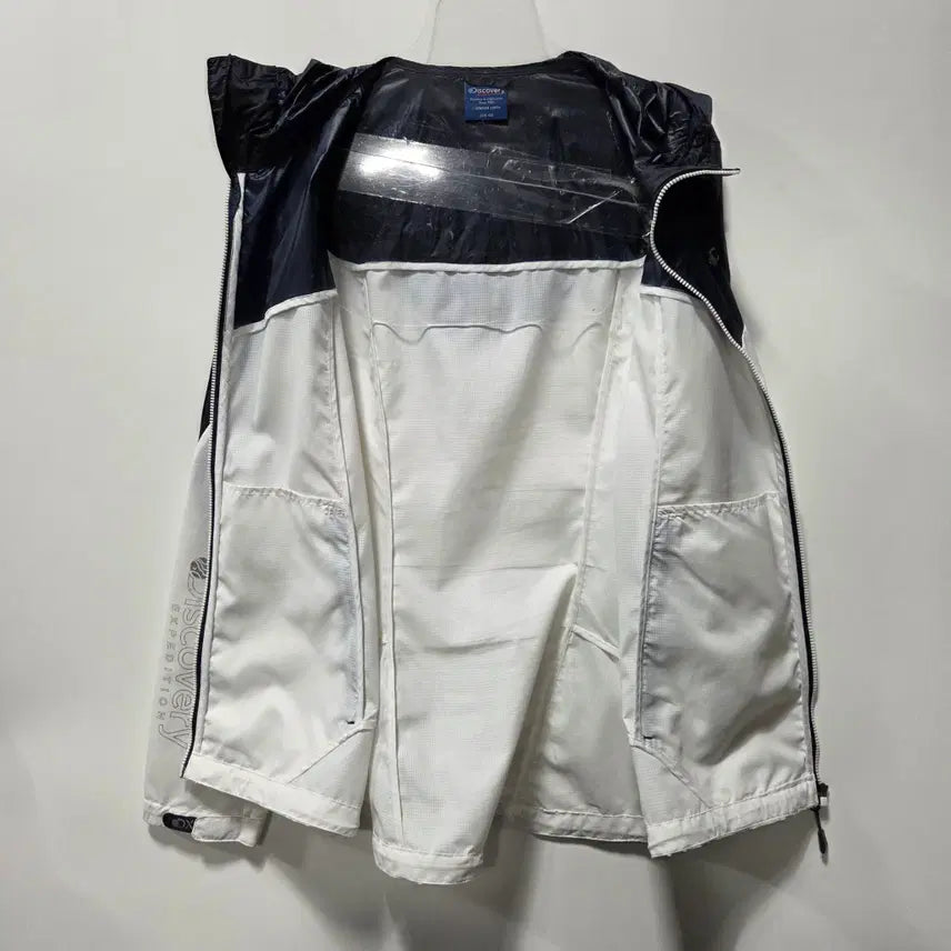 [SOLD OUT] 디스커버리 컬러블록 경량 바람막이 자켓 100 26041705
