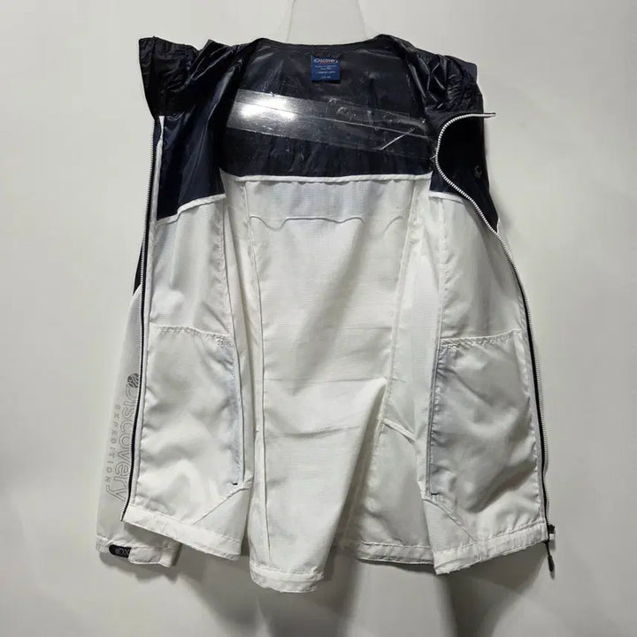 [SOLD OUT] 디스커버리 컬러블록 경량 바람막이 자켓 100 26041705