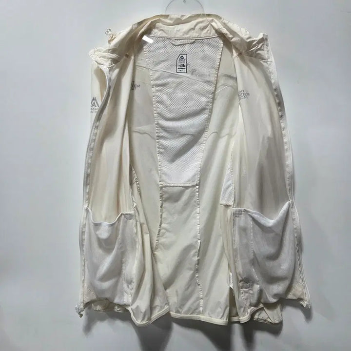 [SOLD OUT] 노스페이스 여성 마운틴 애슬레틱 경량 바람막이 L 26041706