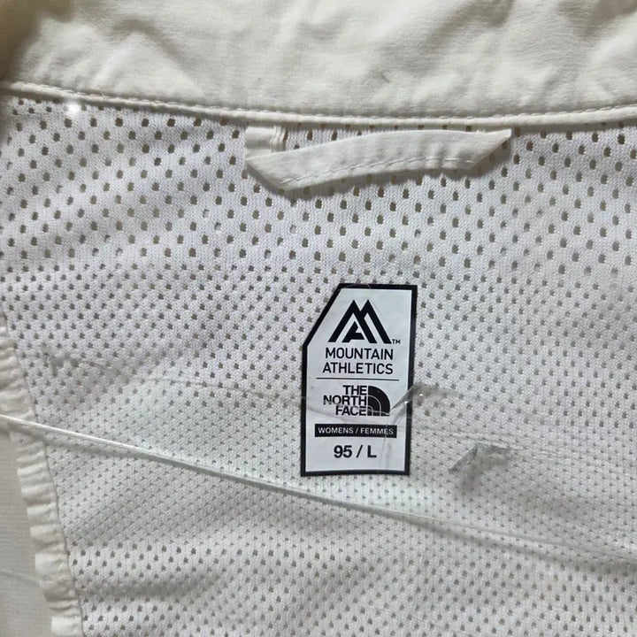 [SOLD OUT] 노스페이스 여성 마운틴 애슬레틱 경량 바람막이 L 26041706
