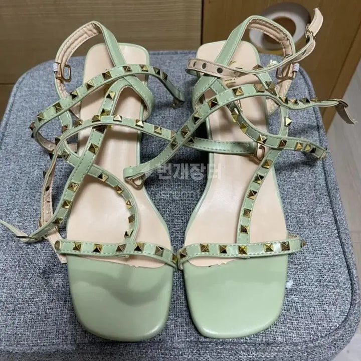 [BUNJANG] 225 Studded Sandals Heels / 225 스터드 샌들 힐 구두