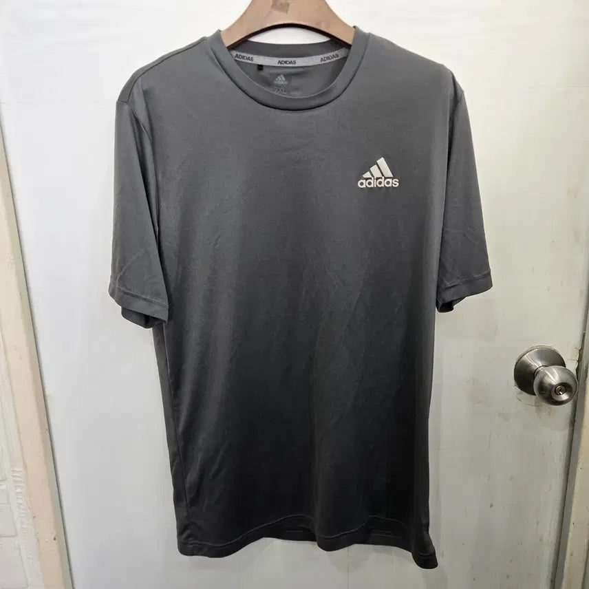[SOLD OUT] 2XL,110 )) adidas 아디다스 반팔티셔츠! 깔끔한 디자인