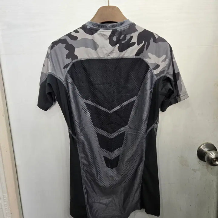 [SOLD OUT] M,95 )) NIKE 나이키 카모 프로컴뱃 반팔티셔츠! 달라붙는핏~