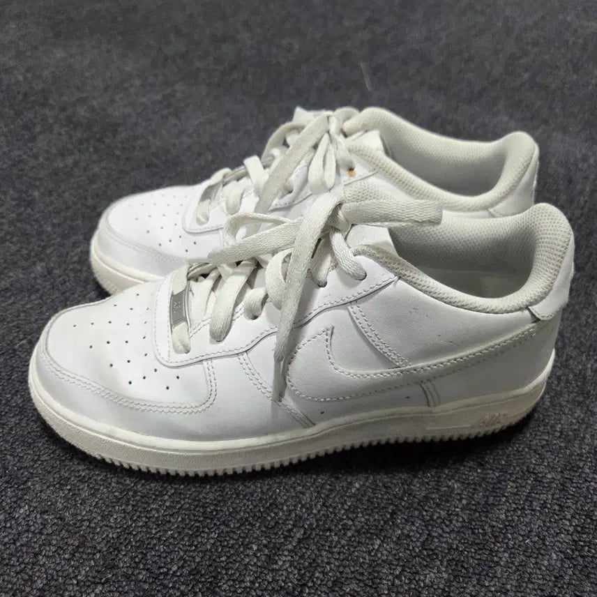 [SOLD OUT] 나이키 에어 포스 1 로우 화이트 240 26041719