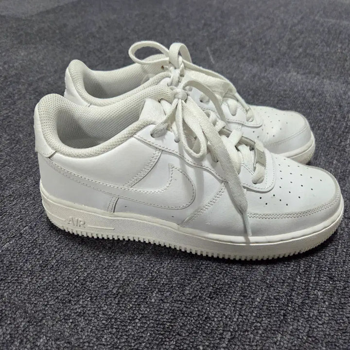 [SOLD OUT] 나이키 에어 포스 1 로우 화이트 240 26041719