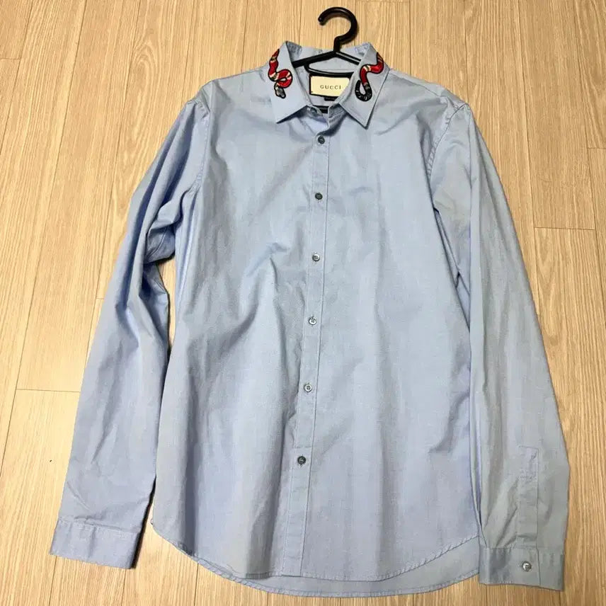 [SOLD OUT] 구찌 스네이크 자수 듀크 셔츠 (베이비 블루)