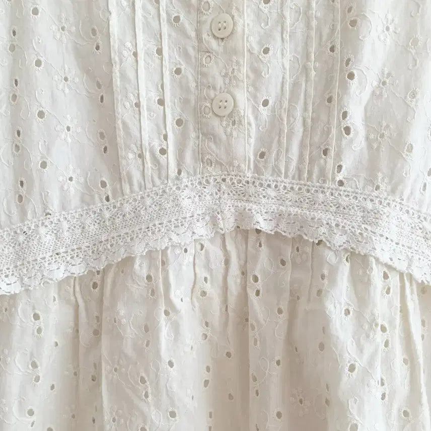 [BUNJANG] Vintage Punch Lace Sleeveless Top / [빈티지] 모리걸 펀칭 레이스 민소매 나시