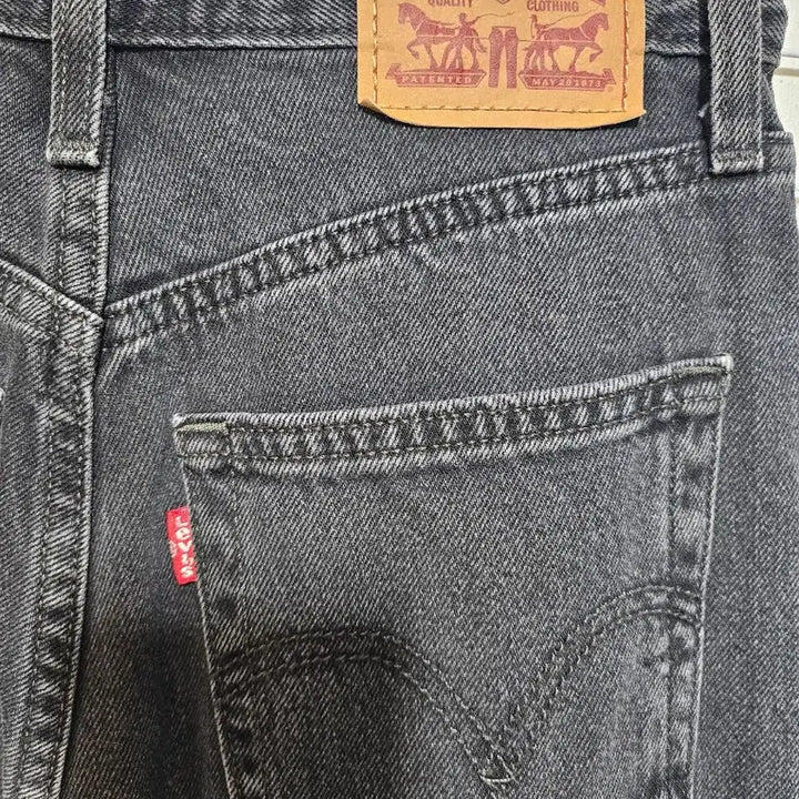 [SOLD OUT] 리바이스 블랙 워싱 와이드 데님 팬츠
