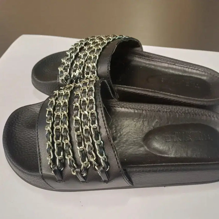 [BUNJANG] Chain Embellished Black Slippers / 2회착용 체인장식 슬리퍼