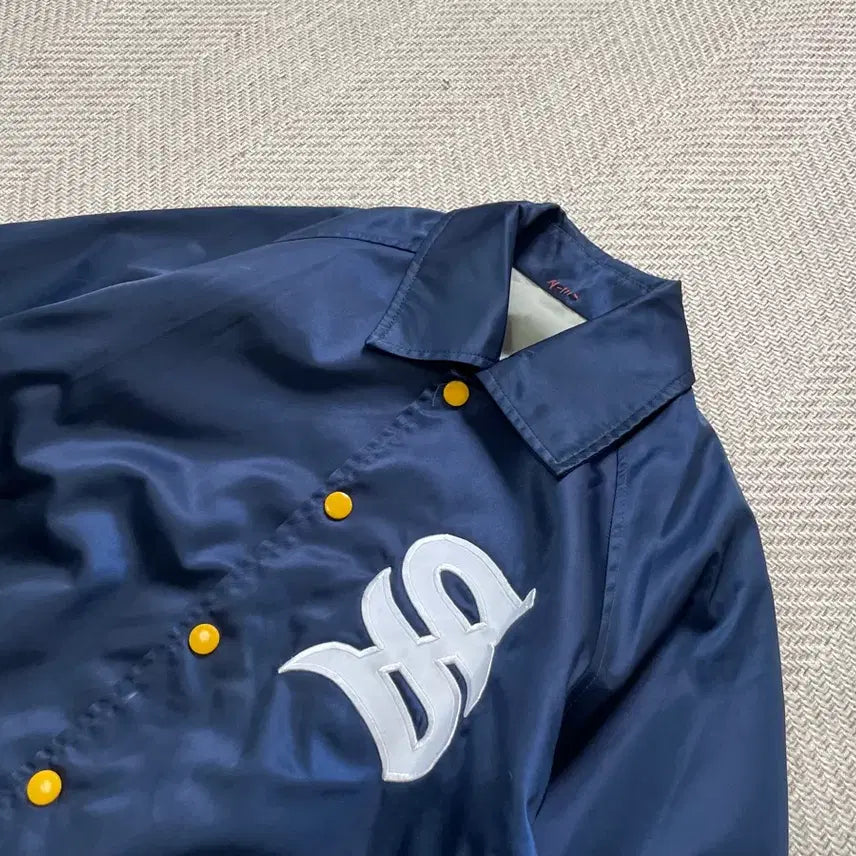 [BUNJANG] Descente Baseball Team Logo Coach Jacket / 9~00s 데상트 베이스볼 팀 로고 스냅버튼 코치 자켓