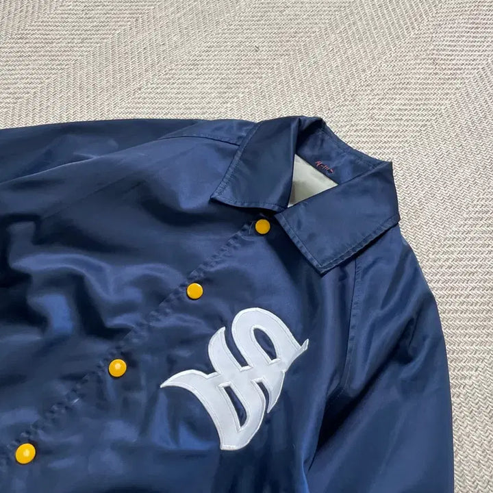 [BUNJANG] Descente Baseball Team Logo Coach Jacket / 9~00s 데상트 베이스볼 팀 로고 스냅버튼 코치 자켓
