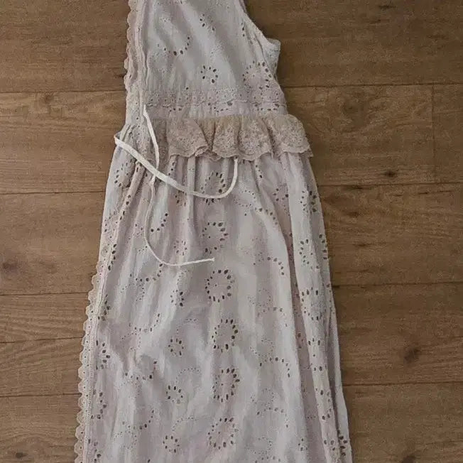 [SOLD OUT] 프리/레이스 펀칭 자수 면 원피스형 가디건