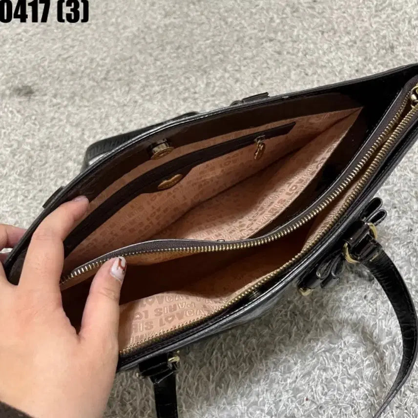 [SOLD OUT] 에나멜 블랙 토트백 하트 장식