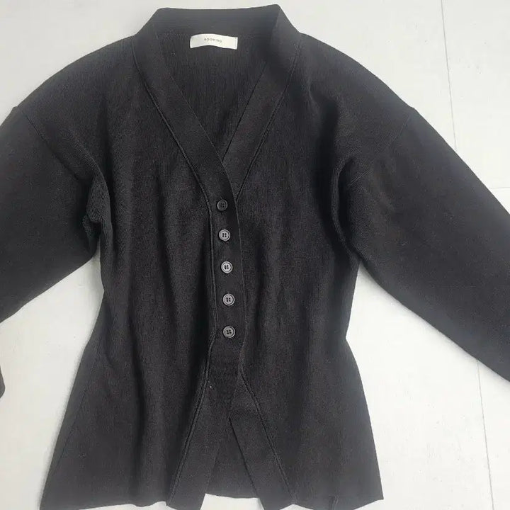 [BUNJANG] Tmim &amp; A V-Neck Cardigan / 트임앤아가디건