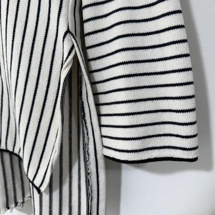 [BUNJANG] EACH &amp; OTHER Striped V-Neck Cardigan / [택포] [F] EACH &amp; OTHER 스트라이프 브이넥 가디건