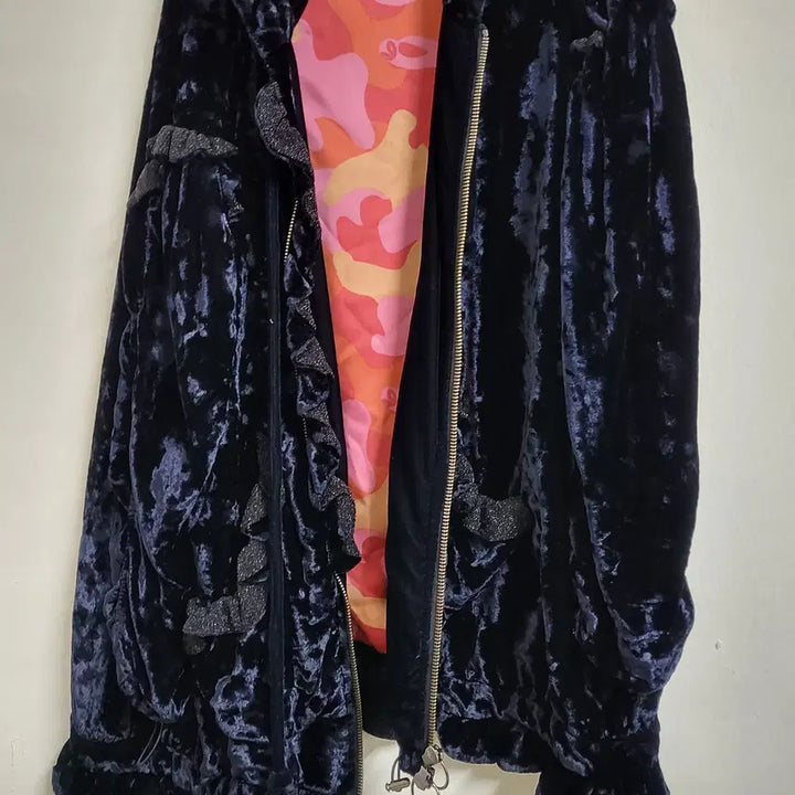 [SOLD OUT] 럭키슈에뜨 벨벳 프릴 후드 점퍼