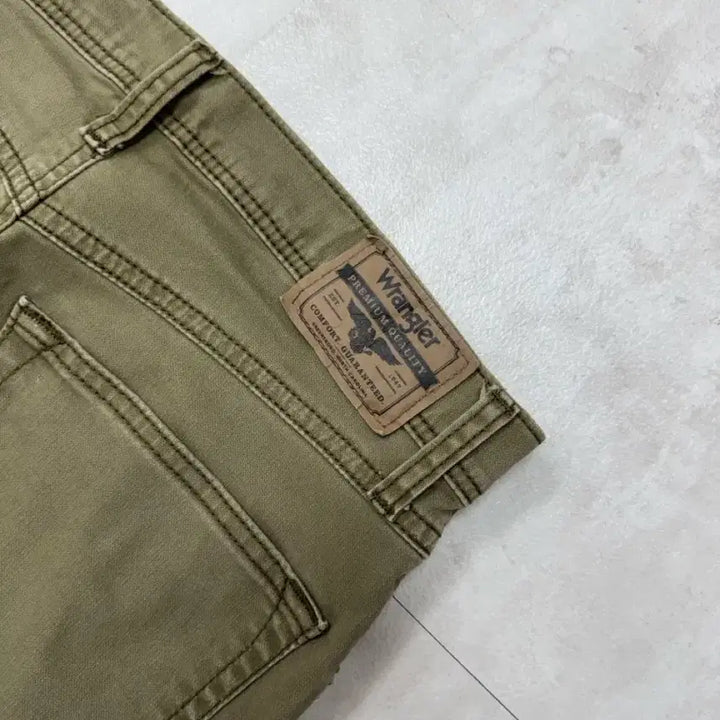 [BUNJANG] Wrangler Khaki Straight Fit Pants / 