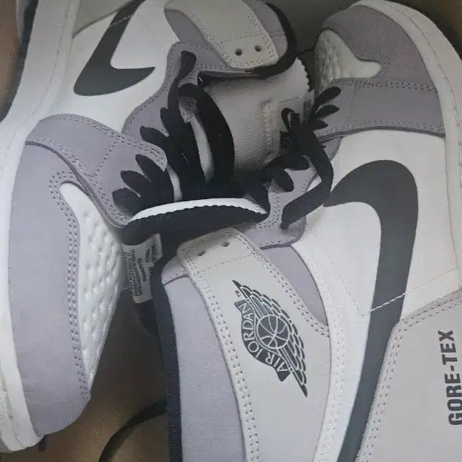 [BUNJANG] Air Jordan 1 Gore-Tex Light Smoke Grey Sneakers / 에어조던 1 고어텍스 라이트 스모크 그레이