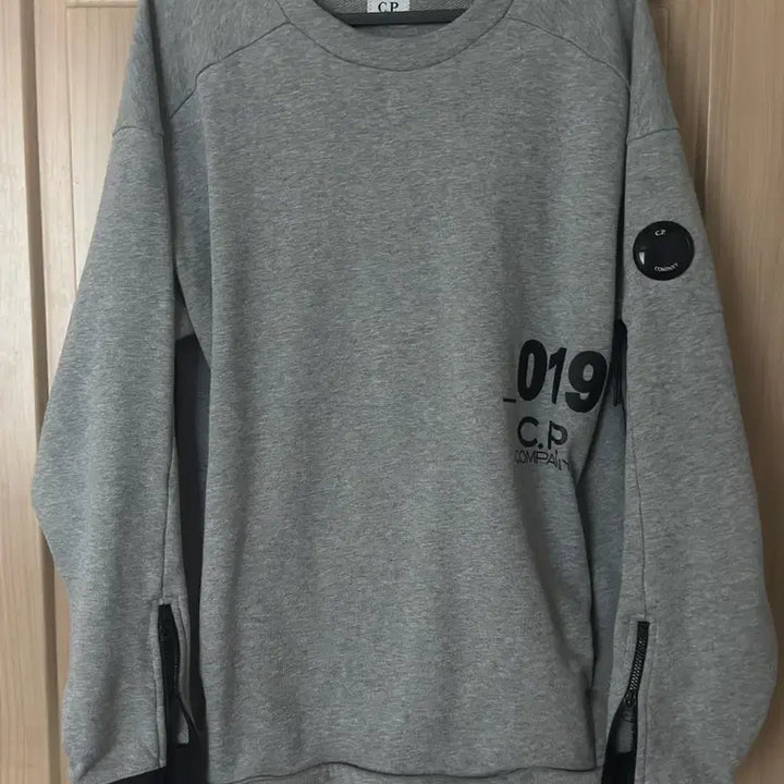 [SOLD OUT] [정품]CP컴퍼니 맨투맨 그레이 m