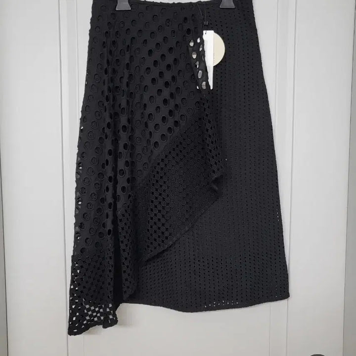 [SOLD OUT] 손정완와니 펀칭 디테일 블랙 스커트