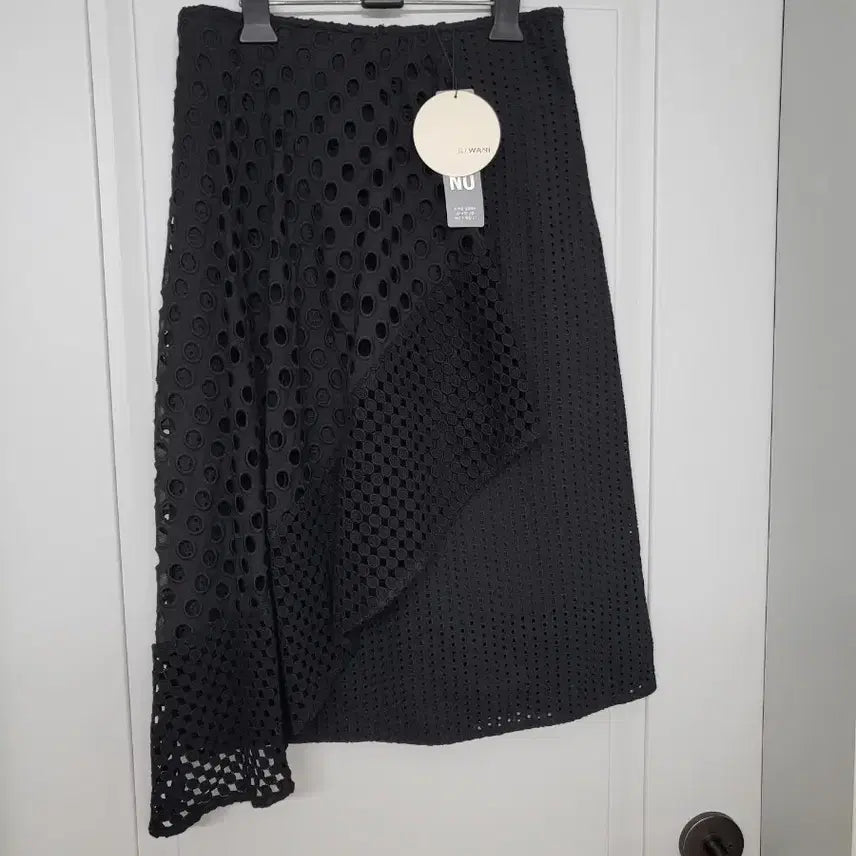 [SOLD OUT] 손정완와니 펀칭 디테일 블랙 스커트