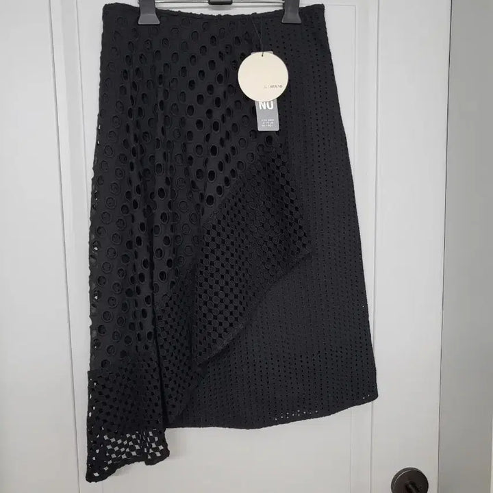 [SOLD OUT] 손정완와니 펀칭 디테일 블랙 스커트