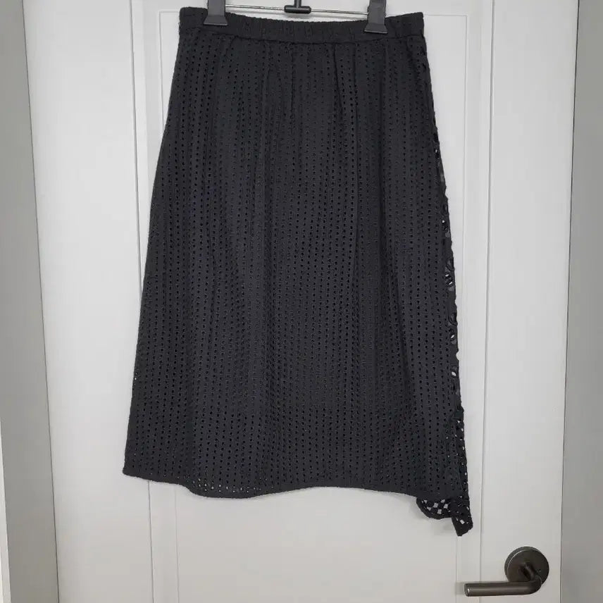 [SOLD OUT] 손정완와니 펀칭 디테일 블랙 스커트