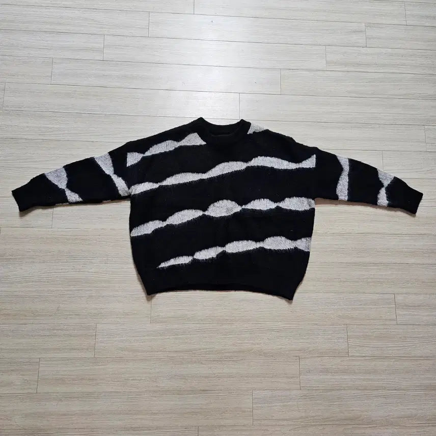[SOLD OUT] 블랙 니트티 스웨터