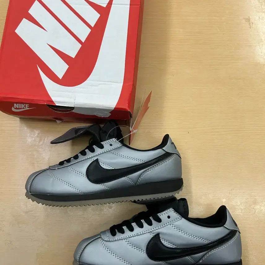 [BUNJANG] Nike Cortez Leather SE Metallic Cool Grey Black Sneakers / (새상품) 230 나이키 코르테즈 레더 SE 메탈릭 쿨 그레이 블랙