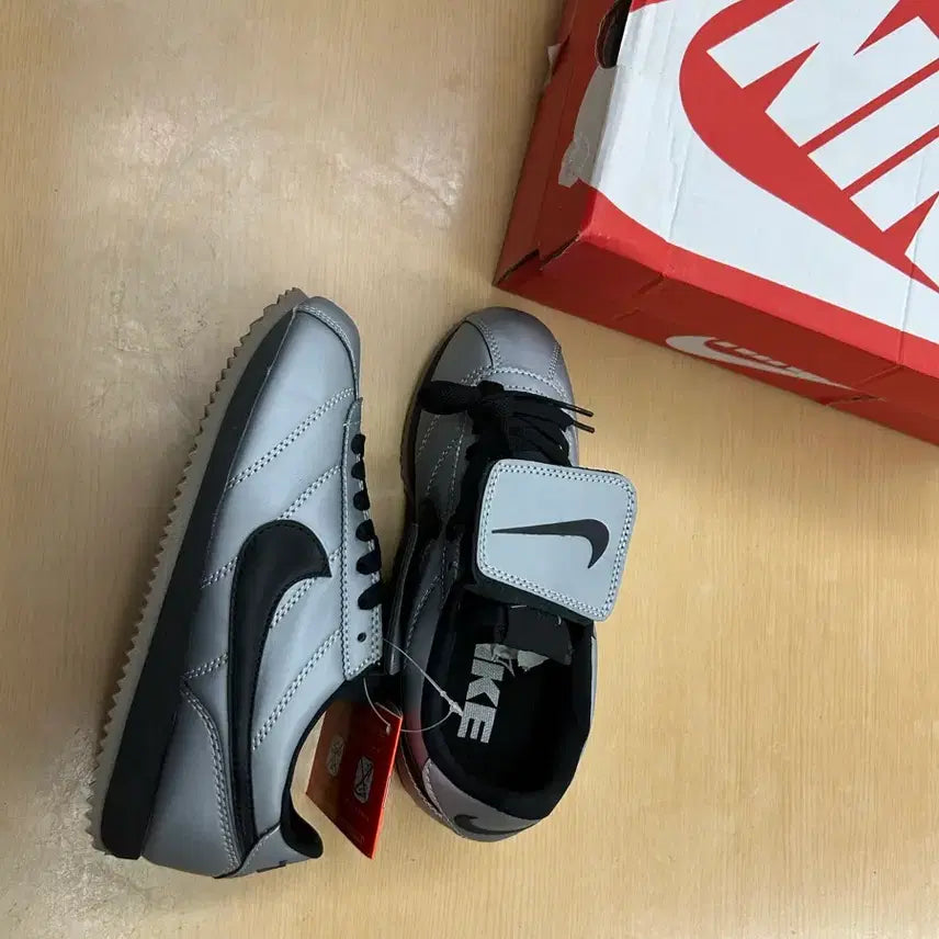 [BUNJANG] Nike Cortez Leather SE Metallic Cool Grey Black Sneakers / (새상품) 230 나이키 코르테즈 레더 SE 메탈릭 쿨 그레이 블랙