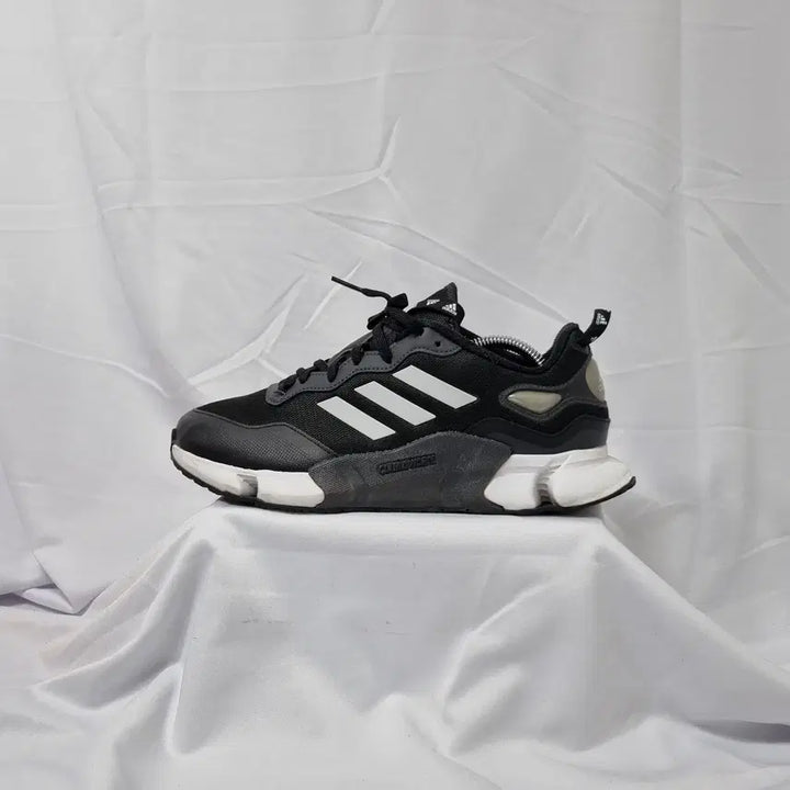 [BUNJANG] Adidas Climawarm Core Black Sneakers / 빈티지하서 270 아디다스 클라이마웜 코어 블랙  스니커즈 러닝화