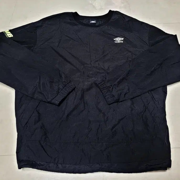 [SOLD OUT] 엄브로 블랙 우븐 바람막이티셔츠  105 폴1321