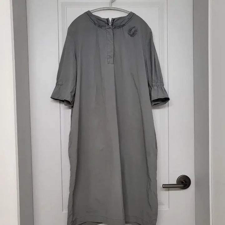 [SOLD OUT] 캐리 노트 회색 롱 원피스 플라워 장식