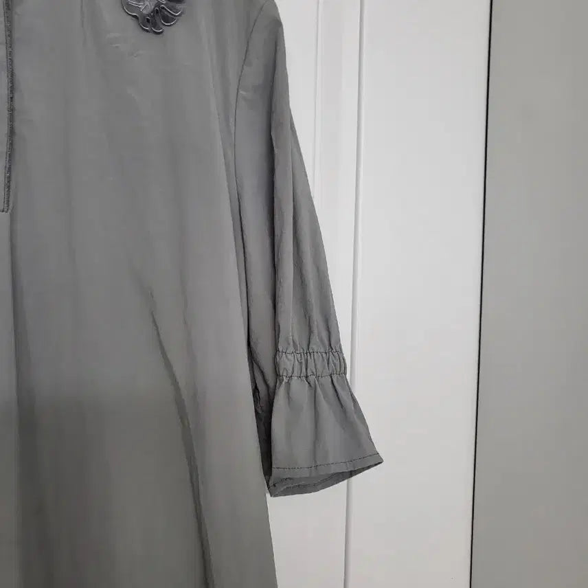 [SOLD OUT] 캐리 노트 회색 롱 원피스 플라워 장식