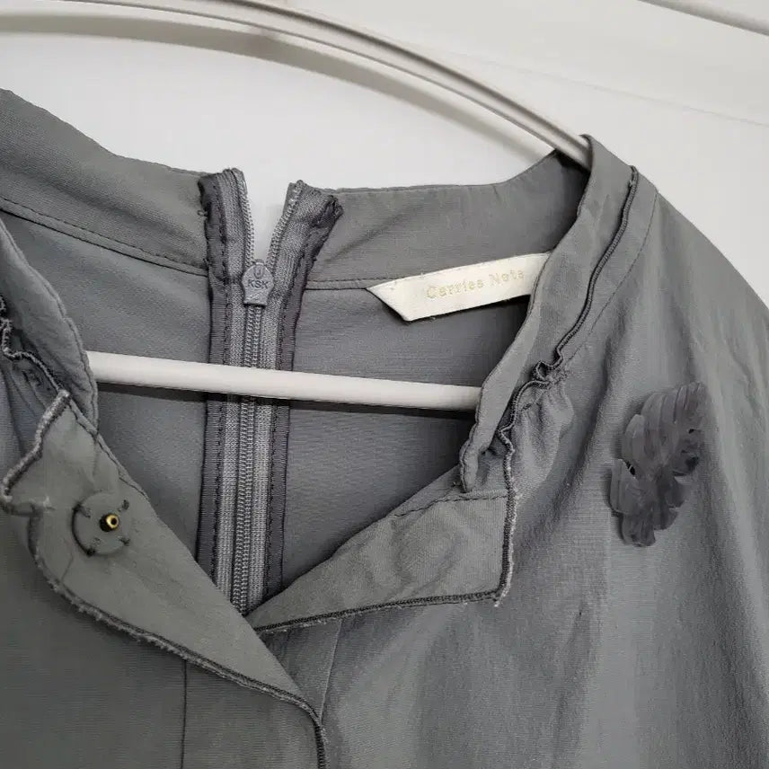 [SOLD OUT] 캐리 노트 회색 롱 원피스 플라워 장식