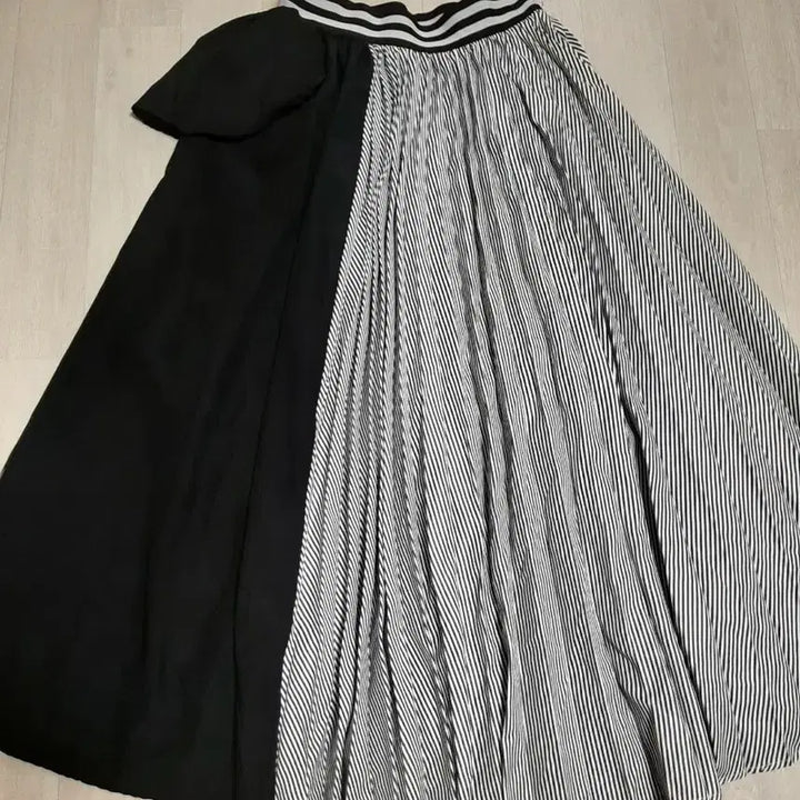 [SOLD OUT] 스트라이프 롱 플리츠 스커트