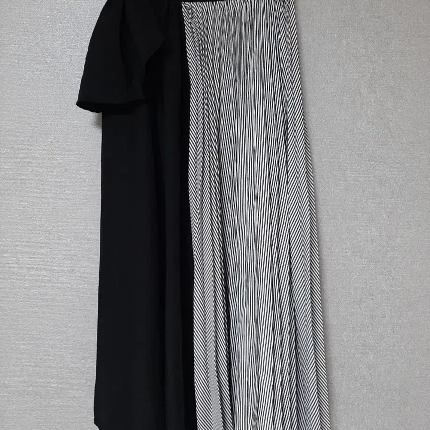 [SOLD OUT] 스트라이프 롱 플리츠 스커트