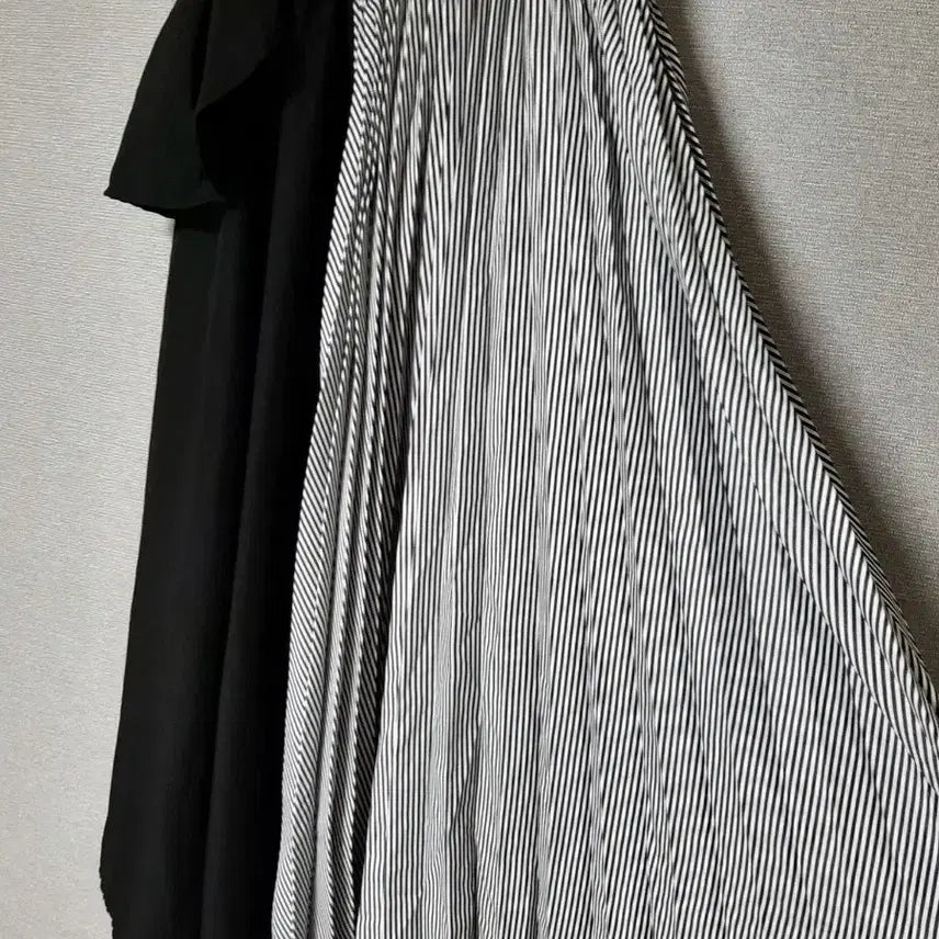 [SOLD OUT] 스트라이프 롱 플리츠 스커트