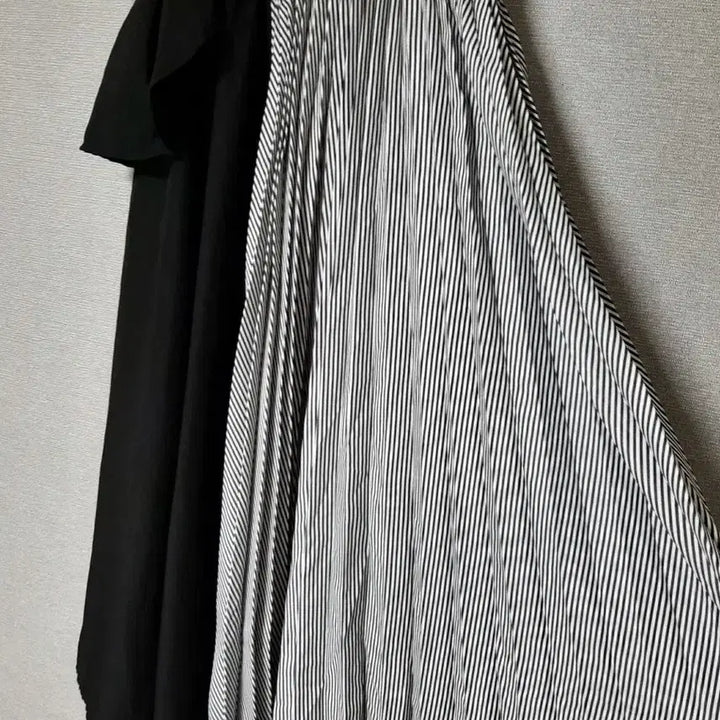 [SOLD OUT] 스트라이프 롱 플리츠 스커트