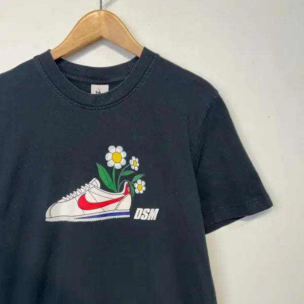 [BUNJANG] NikeLab x DSM Cortez Flower Short Sleeve T-shirt - Black / 스몰 나이키랩 x DSM 코르테즈 플라워 반팔 티셔츠 블랙