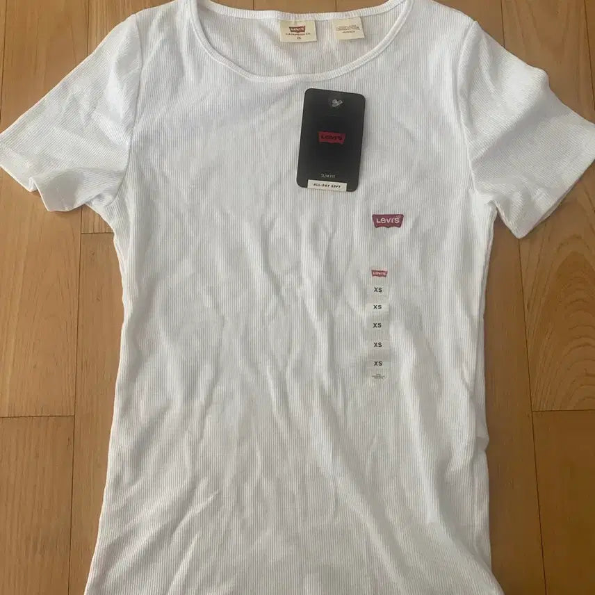 [SOLD OUT] 미국여행에서 사온 리바이스 반팔티 XS(새제품)