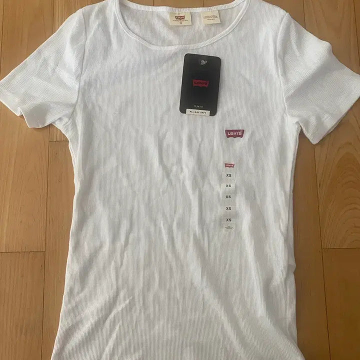 [SOLD OUT] 미국여행에서 사온 리바이스 반팔티 XS(새제품)