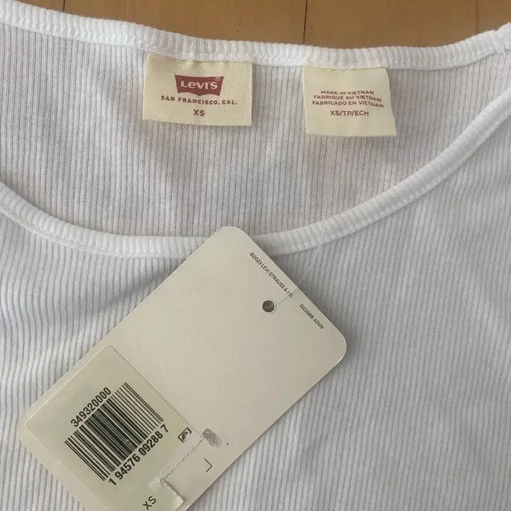 [SOLD OUT] 미국여행에서 사온 리바이스 반팔티 XS(새제품)